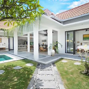 https://3-bedrooms-villa-sun-glow.hotelsseminyak.net